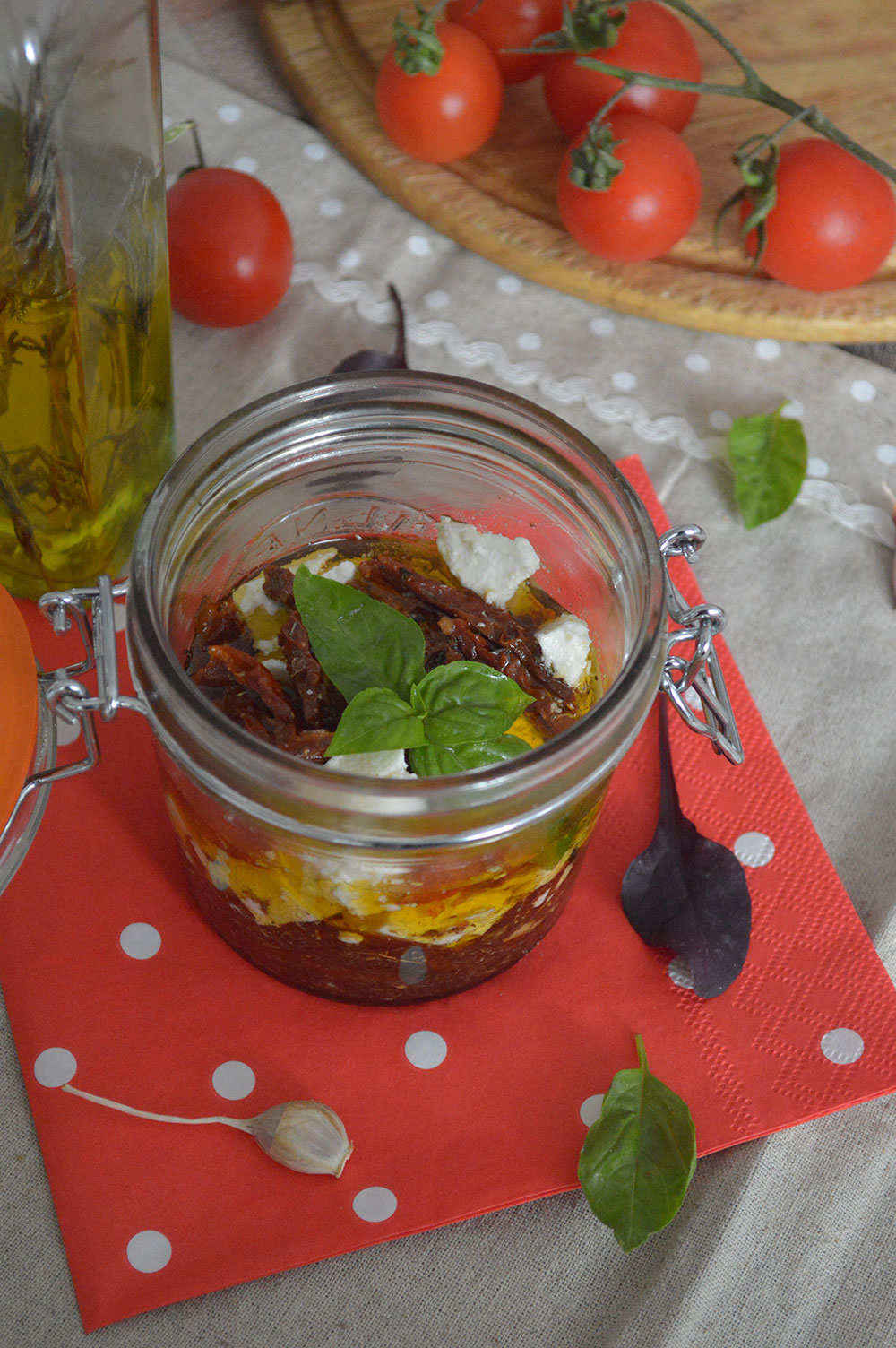 Мариновани сушени домати и козе сирене