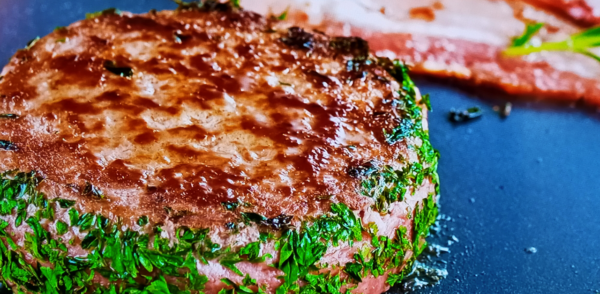 burgeri-s-agneshko-meso-avokado-i-bekon