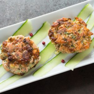 КЮФТЕТА ОТ СЬОМГА И ЧИА С ЛЕК ЛИМОНОВ СОС