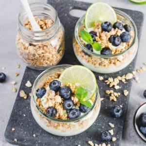 Закуска със слънчогледови и сусамови семена и боровинки